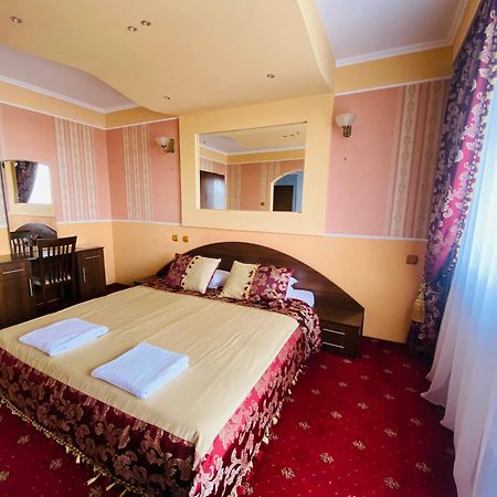 Intourist-Zakarpattia Hotel อุชโฮรอด ภายนอก รูปภาพ