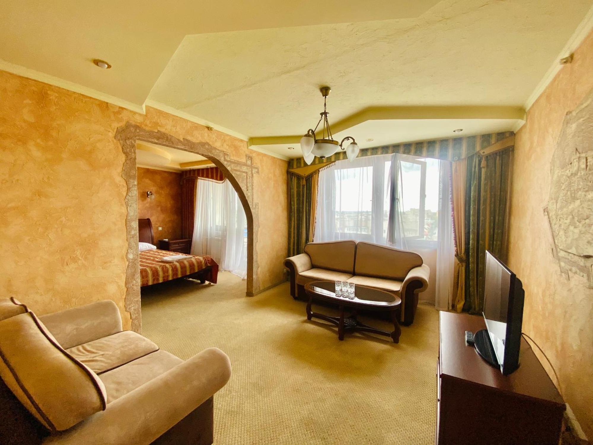 Intourist-Zakarpattia Hotel อุชโฮรอด ภายนอก รูปภาพ